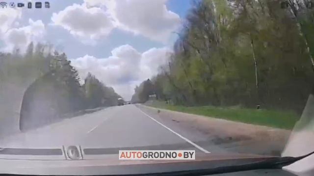 Безрассудный обгон Geely на трассе под Псковом смотреть онлайн