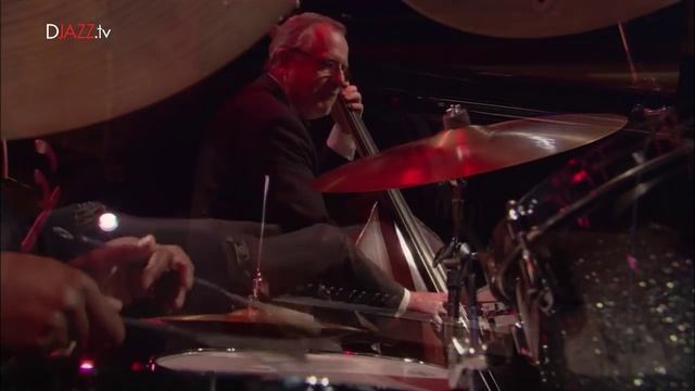 Oscar Peterson Quartet - You look good to me смотреть онлайн