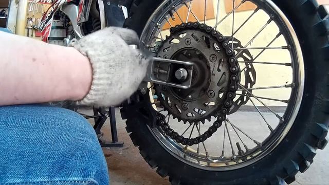 MOTOLAND XR250 УКОРАЧИВАЕМ ЦЕПЬ смотреть онлайн