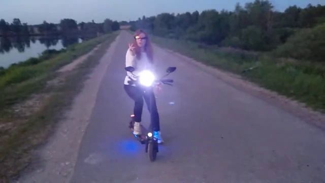 "Ты мой Краш" - NATIKSTAR едет к Любимке на супер электросамокате KUGOO с цветными огнями ???? смотреть онлайн