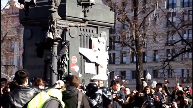 Полицаи бьют митингующих смотреть онлайн