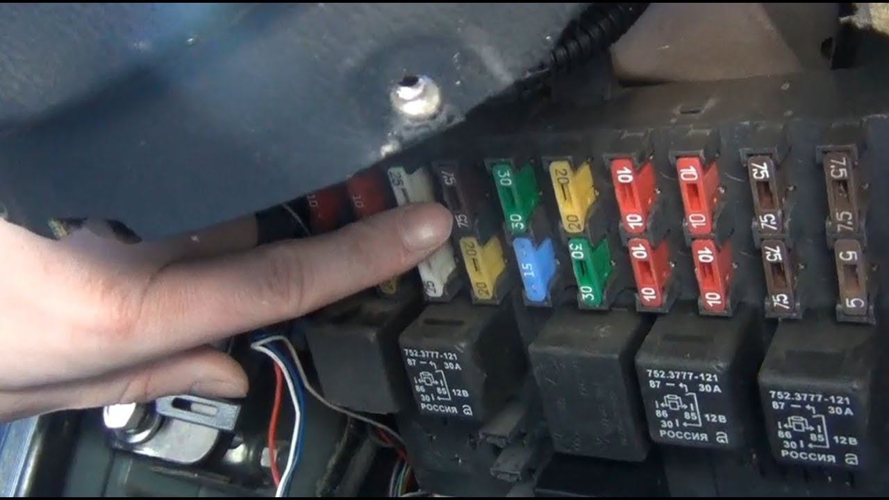 Замена предохранителя №13 стоп сигналов, освещения салона, check сигнала на Шевроле Нива. смотреть онлайн