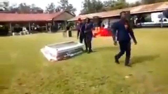 ТАНЦЫ С ГРОБОМ. УРОНИЛИ ГРОБ С ПОКОЙНИКОМ ВНУТРИ. COFFIN DANCE смотреть онлайн