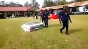 ТАНЦЫ С ГРОБОМ. УРОНИЛИ ГРОБ С ПОКОЙНИКОМ ВНУТРИ. COFFIN DANCE