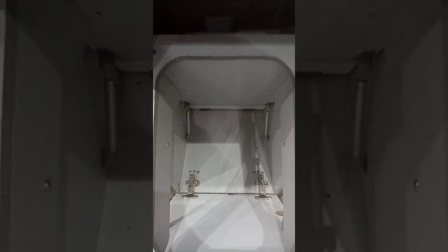 Кухонный гарнитур и корзина под мусор. смотреть онлайн