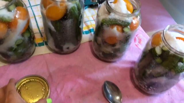 Заготовка/ закручиваю огурчики с помидорами смотреть онлайн
