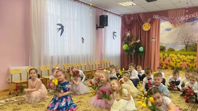 Танец с цветами на 8 марта. Средняя группа. КАК ВЕСЕЛО КАЧАЕТСЯ ЦВЕТОК. смотреть онлайн