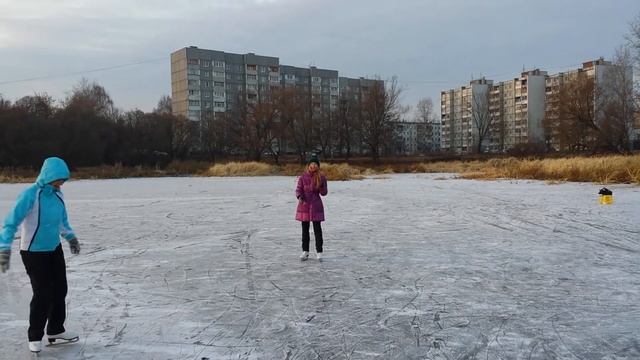 На коньках по замерзшей реке смотреть онлайн