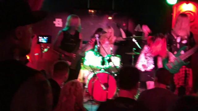 Девушка играет на гитаре металл смотреть онлайн