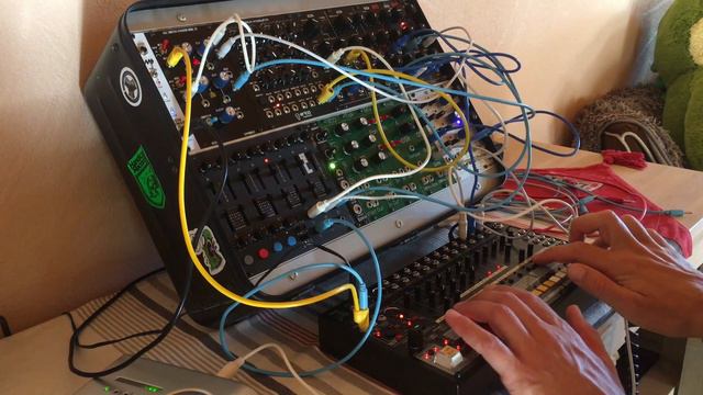 Eurorack Weirdo Acid in the living room смотреть онлайн