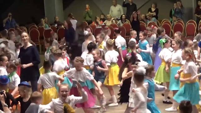 Общий танец участников фестиваля 