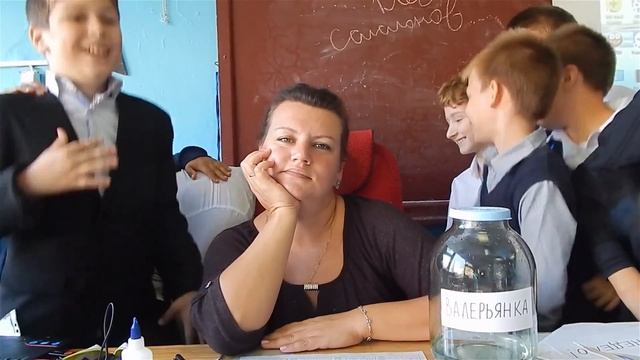 Керченские ученики и их родители креативно поздравили своих учителей смотреть онлайн