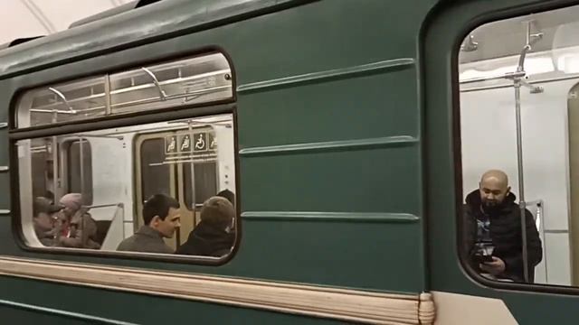 Номерной 2593 и Номерной 0391 прибывают на станцию Достоевская