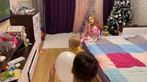 Надуваем шарики  Так играть с детьми может только папа