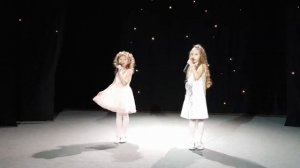 Я модница. Моё первое выступление.