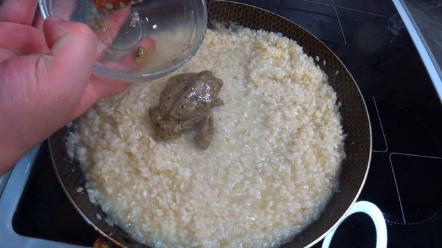 Ризотто с лесными грибами и зелёным горошком бюджетный вариант . Итальянская рисовая каша . смотреть онлайн