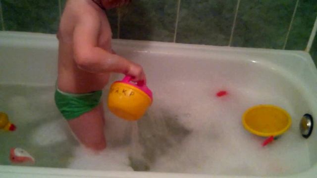 Ванная с пеной и игрушками. смотреть онлайн