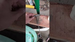 Volvo замена натяжителя с роликом ремня агрегатов. Как сорвать винт натяжителя.