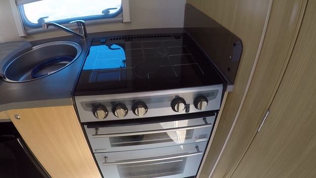 Обзор современного автодома-туриста Sprite Alpine 2009 года с отдельной огонёк смотреть онлайн