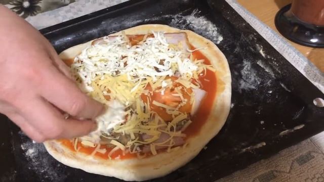 Рецепт пиццы. Два варианта пицц с запеканием коржей. смотреть онлайн