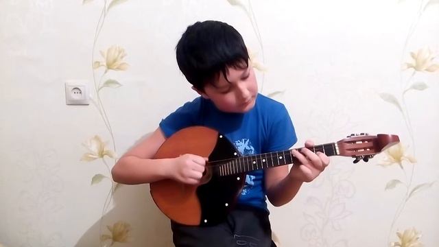 Денис Махмудов играет на домре смотреть онлайн