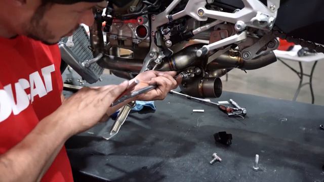 2020 Ducati Streetfighter V4 S - Akrapovic Full System Install + Exhaust Sound смотреть онлайн