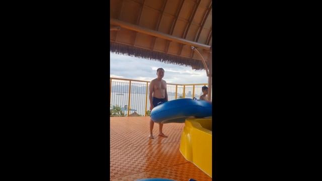 На самом дорогом аквапарке на море. Часть 2 смотреть онлайн