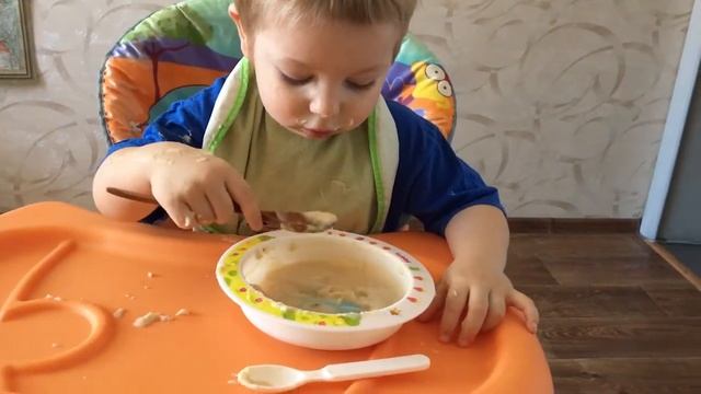 Как ребенок в 1 год ест сам ложкой. How a child in 1 year eats himself with a spoon смотреть онлайн