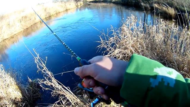 Рыбалка на малой реке осенью.Чуть не засосало болото. Сокровище.Щука. смотреть онлайн