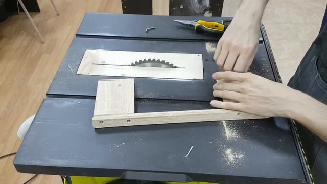 Распиловочный станок Ryobi RTS1800 - Приспособление для установки расстояния до параллельного упора смотреть онлайн