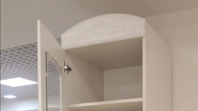 Красивый шкаф-витрина со стеклом "Каролина" смотреть онлайн