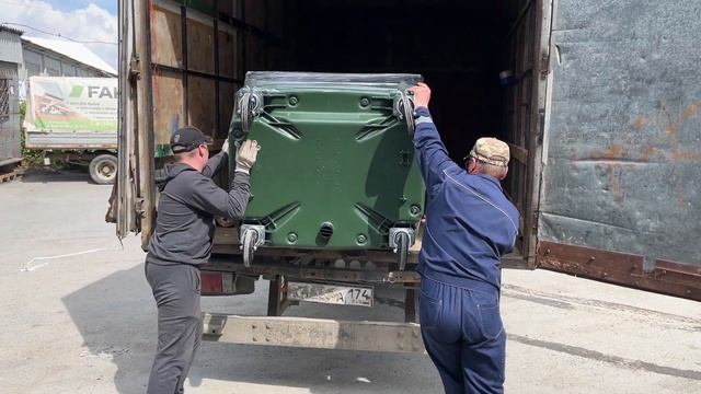 Погрузка мусорных контейнеров на 1100л смотреть онлайн