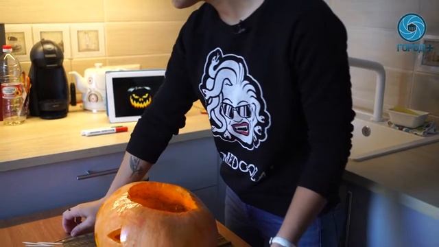 Готовимся к Хэллоуину: вырезаем из тыквы светильник смотреть онлайн