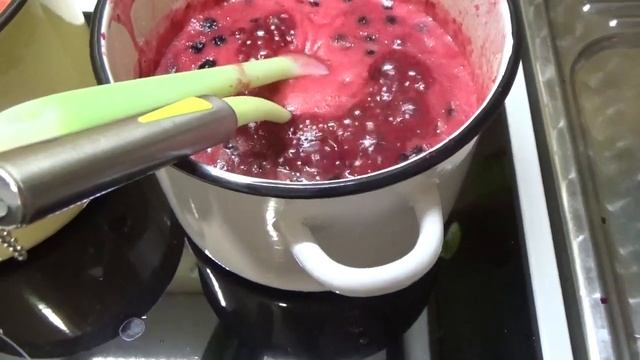 Варенье из малины и смородины. смотреть онлайн