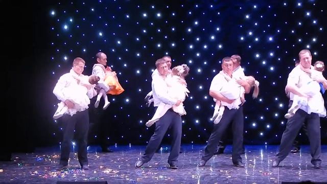 Легендарный танец пап и дочек в нашем исполнении.