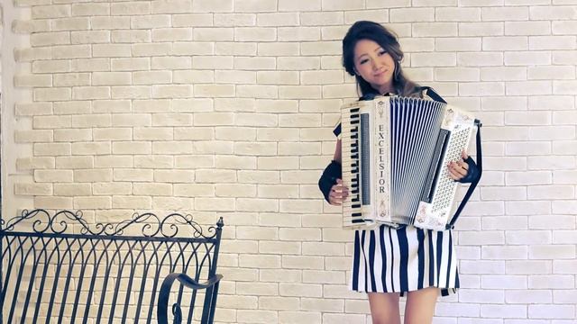 Les Champs-Élysées　by Risa（Accordion） смотреть онлайн
