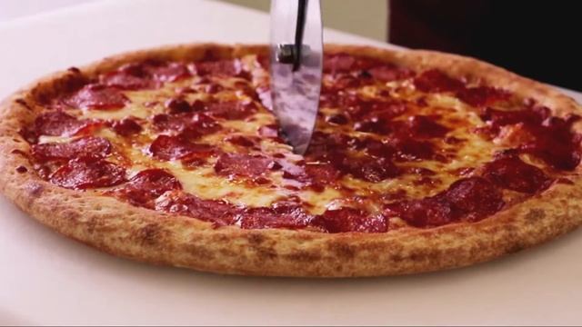 Как мы готовим пепперони-пиццу. смотреть онлайн