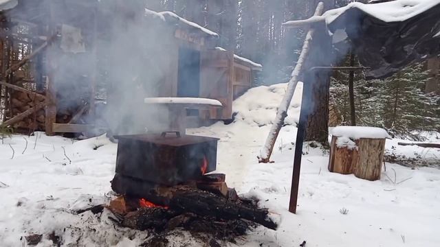 Один в ЛЕСУ! Самый простой способ КОПТИТЬ ОКУНЯ. Лесная ЗЕМЛЯНКА. Река ЖДЁТ. смотреть онлайн
