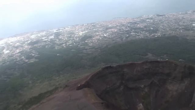 HD - The Vesuvius Volcano From Helicopter View - VESUVIO -　ヴェスヴィオ火山空撮