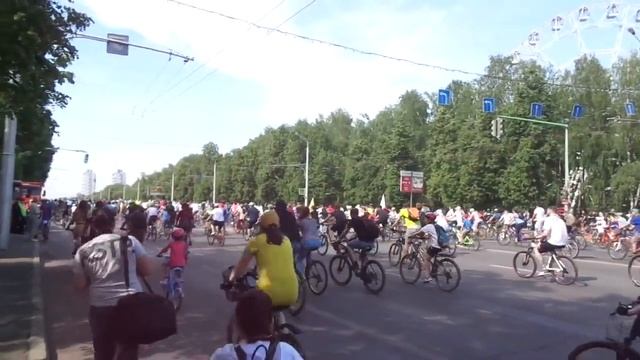 велопробег в Уфе старт с горсовета 10 30 спорт. проспект октября лето. смотреть онлайн