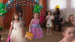 Танец девочек на выпускном в группе «Ромашка»