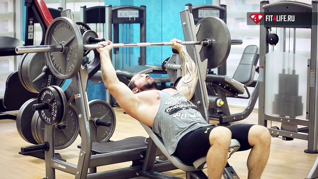 УПРАЖНЕНИЕ ЖИМ ШТАНГИ ЛЕЖА НА НАКЛОННОЙ СКАМЬЕ