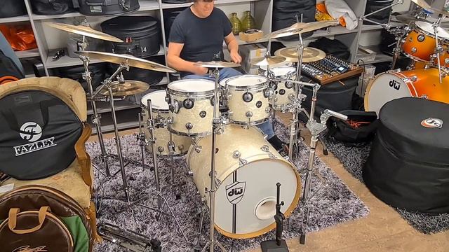 Funk groove with latin influences and cowbell pattern смотреть онлайн