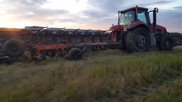 Вспашка стерни оборотными плугами | Case IH Magnum 280, 290 | KUHN Multi-Master 6 смотреть онлайн
