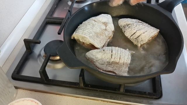КАК ПОЖАРИТЬ КАРАСЕЙ БЕЗ КОСТЕЙ ВКУСНО. Вкуснее вы не ели. смотреть онлайн