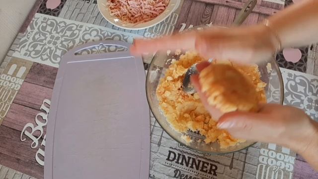 Что приготовить из вчерашнего картофельного пюре? Картофельные зразы с колбасой и сыром. смотреть онлайн