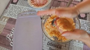 Что приготовить из вчерашнего картофельного пюре? Картофельные зразы с колбасой и сыром.