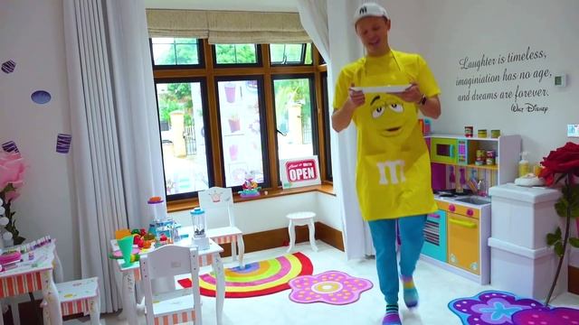 Катя и Макс играют в кафе с папой