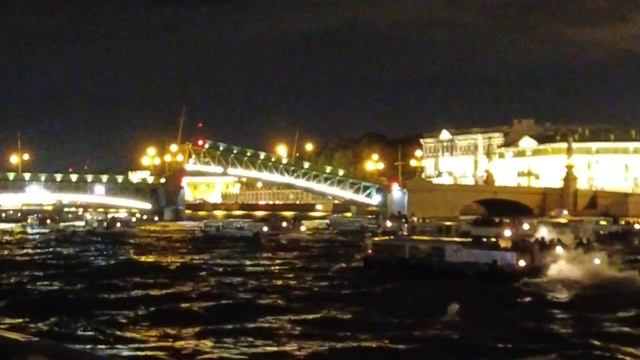 Развод мостов с Невы. Обалденные кадры. смотреть онлайн