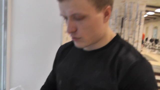 Подготовка большого пальца в замок с помощью марлевого бинта. Тяжелая атлетика. смотреть онлайн